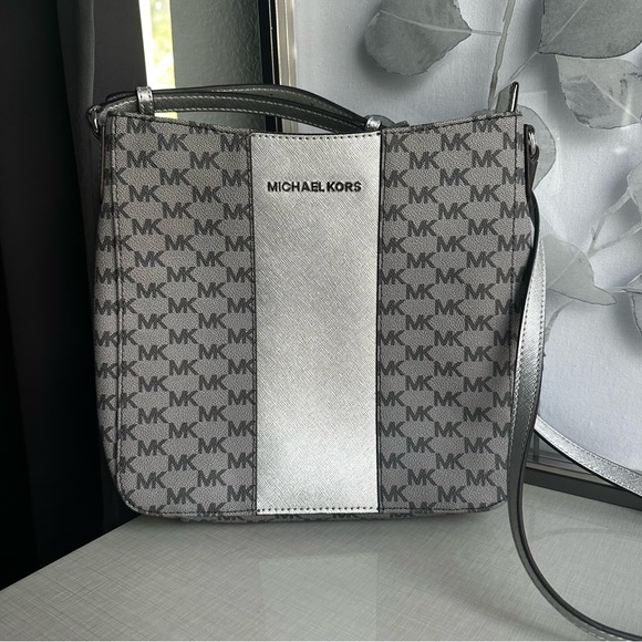 NWT Michael Kors logo shoulder crossbody bag - Picture 1 of 4